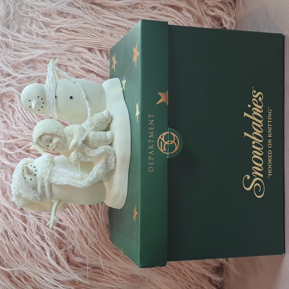 2003 Retired "Hooked on Knitting" Snowbabies Figurine - Christmas - Collectible